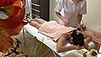 もしもAV熟女優が、オイルマッサージ屋の店主を誘惑したら！？潜入モニタリングのはずが･･･逆にイカされ過ぎて大量潮吹き！一方、店主には本気の熟練AVプレイで応戦！最後は仕掛け人という事も忘れてチン汁ダダ漏れ店主と生中出しSEX！！（冷汗） 30人8時間 サンプル画像1