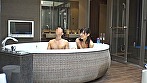 同じ会社の男女モニタリング 新人女子社員と混浴！隠れ勃起の男上司と戸惑い濡れマンの女部下が中出しSEX！ サンプル画像2