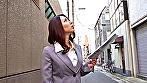 訪問先でおもちゃの実演販売をするトップセールスレディ 枢木みかん サンプル画像1