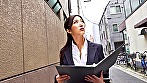 訪問先でおもちゃの実演販売をするトップセールスレディ 水川スミレ サンプル画像1
