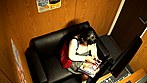 声を出せず自分の指でグチョグチョ音を立てながらイキまくるマン喫オナニー 6 サンプル画像21
