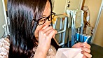 爆乳眼鏡美女の鼻腔観察にこよりを添えて･･･ 塚田詩織