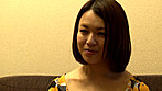 自宅で露出！？見せたがる未亡人 サンプル画像1