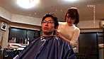 乳首が見え隠れしているセクシーな美容師はヤラせてくれるのか？（3） サンプル画像2