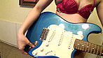 ビキニの女性ギタリストが素股でギター演奏！最後は興奮してトップレスに！ サンプル画像8
