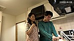 息子の同級生に熟したおっぱいを揉まれて思わず感じてしまった母親の醜態 サンプル画像2