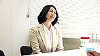 セックス特集の取材に来た某有名女性誌の美熟女編集長にセクハラSEXしちゃいました サンプル画像1