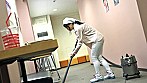 ピンク映画館で働く大人しそうに見えて実はスケベなおばさんとヤリたい サンプル画像1