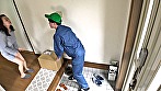肉付きのいいカラダを見せつけてオマ●コを濡らす五十路熟女 自宅を訪れた配達員たちをいやらしい姿で挑発（2） 画像2