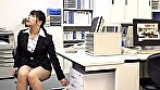 「えっ、こんなとこで挿れるんですか？」僕の上司は美人なのにSEX依存なのでところ構わずハメまくる 画像1