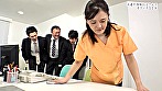 派遣の清掃おばさんはむっちりボディーの四十路美熟女（1）～男性社員は理性ぶっ飛び！我慢できずにオフィスでSEXしちゃいました！ 画像1