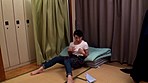 お仕事熟女 黒飴のような乳首とタレ乳を揺らしツマミを運ぶ居酒屋アルバイト五十路店員 唐沢みずえ50歳
