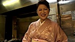 艶っぽ～い看板熟女な居酒屋女将さん 和服姿はまるで映画女優のよう･････・キレイでスケベこりゃ最高！ 小林あさみ サンプル画像1