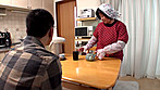 狭山の茶畑でお茶を摘むお母さん 堀池忍 サンプル画像4