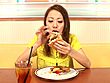 食事している女に大量ザーメンぶっかけたい！ お食事中に顔射して食ザー 無反応のまま精子と一緒に美味そうに完食しろ！！ サンプル画像10