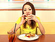 食事している女に大量ザーメンぶっかけたい！ お食事中に顔射して食ザー 無反応のまま精子と一緒に美味そうに完食しろ！！ サンプル画像12
