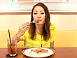 食事している女に大量ザーメンぶっかけたい！ お食事中に顔射して食ザー 無反応のまま精子と一緒に美味そうに完食しろ！！ サンプル画像15