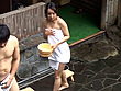 混浴露天風呂で美人妻と夫の目の前で仲良くなって、セックスできるのか！？ サンプル画像4