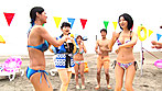 日焼け巨乳ママ限定！！ ビーチで近親相姦野球拳＆王様ゲーム 豪華2本立て納涼親子エロ祭りSP ～日焼けあとがエロすぎる火照ったカラダの危険日ママがスケベな息子と連続中出しゲーム～ サンプル画像12