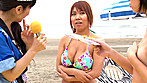 日焼け巨乳ママ限定！！ ビーチで近親相姦野球拳＆王様ゲーム 豪華2本立て納涼親子エロ祭りSP ～日焼けあとがエロすぎる火照ったカラダの危険日ママがスケベな息子と連続中出しゲーム～ サンプル画像13
