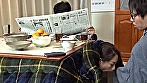母親と息子がコタツでこっそり近親相姦ゲーム 3 サンプル画像14