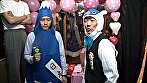 羞恥！彼氏連れ素人娘をマシンバイブでこっそり攻めまくれ！7 素人VSマシンバイブ 激安居酒屋にマジックミラー特設スタジオを設置 春の新人★足コキパンチラ編！ サンプル画像1