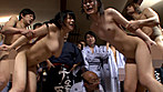 羞恥！イタズラ温泉2015春 JカップGカップFカップ隠しても腕のすきまからこぼれちゃう 巨乳素人娘ばっかり サンプル画像21