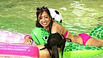 プール泡パーティイベントで水に溶けるビキニを販売 知らずにゲットした素人パリピ娘のおっぱいやマン毛が丸見え！突然の羞恥でプールサイドを逃げまくる姿をじっくりモニタリング サンプル画像1