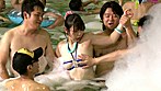 プール泡パーティイベントで水に溶けるビキニを販売 知らずにゲットした素人パリピ娘のおっぱいやマン毛が丸見え！突然の羞恥でプールサイドを逃げまくる姿をじっくりモニタリング サンプル画像5