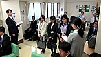 羞恥！男女混合全裸精密検査 同僚が見ている前で体の穴という穴と乳房をじっくりと調べられる女子社員 サンプル画像1