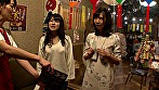 羞恥！彼氏連れ素人娘をマシンバイブでこっそり攻めまくれ！11 素人VSマシンバイブ 激安居酒屋にマジックミラー特設スタジオを設置 お正月だよ撮って出し潮編 サンプル画像1