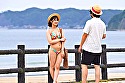 素人バラエティ 御宿ビーチで声をかけたビキニギャルが火照った身体をクールダウンさせる冷感ローションマッサージ体験！体温が下がるはずなのに【こっそり混ぜた媚薬】で性欲が覚醒！敏感になった乳首やクリをいじられ、ガニ股失禁イキ潮噴射！快楽に負けて自分からデカチンSEXをおねだりしちゃうなんて！