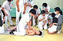 羞恥 生徒同士が男女とも全裸献体になって実技指導を行う質の高い授業を実践する看護学校実習2024 画像3