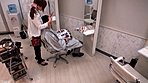 サービス中に何度もおっぱいを顔に押しつけてくる美人美容師は確実に欲求不満！興奮したフル勃起チ○ポまで積極的にスッキリさせてくれました！ サンプル画像1