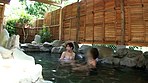 混浴風呂に入浴しているカップルの女の前で俺のデカチンを見せつけたら彼女の視線がくぎ付けに！彼氏には内緒でこっそりヤッちゃいました！！ サンプル画像1