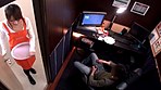 注文を取りに来た女性店員に勃起したチ●コを見せつける！驚きの表情を浮かべながらも再度接客に来てくれる子はSEX好きな欲求不満女！！ サンプル画像1