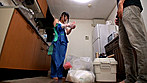童貞の僕が一人暮らしの部屋に清掃業者を呼んだら、まさかの巨乳女。熱心にカラダを動かし、仕事をしている彼女は汗びっしょり。汗染みで胸の形が更に強調されたTシャツには乳首のプレゼントまで。堪らず勃起してしまった僕のチ●コに気づいた彼女は「こっちのお掃除もする？」と痴女に変貌！！ サンプル画像13