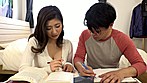 オッパイ美人な叔母さんに家庭教師をお願いしたら隣の谷間に童貞チ○ポは勃起っぱなし！動かさないって約束するからと肉厚なドテ素股でヌイてもらうはずが高まりすぎちゃって熱い膣内にビックバン！！ サンプル画像1