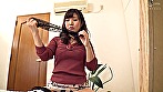 部屋を掃除していたら隅から怪しげな袋が･･･中身を確認すると明らかに使用した感じのある卑猥なコスプレが！！周りを気にしながら一度着てみると自分の姿に興奮したのかその場でオナニーしているとたまたま遊びに来ていた甥っ子が発見！！興奮が収まらない若妻は、皆には内緒ね といいながらそのまま生中出しSEX！！ サンプル画像18