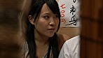 居酒屋の個室で“すだれ1枚”隣の大槻ひびきちゃんが潮吹きしまくり見せつけ！ コンドームが無い状況で発情した一般カップルは営業中の店内で飛び火（生）中出しSEX！！！ サンプル画像13