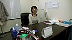 抑えきれない性欲、止まらない潮吹き 旦那と子供の在宅中に濃密自宅セックスに溺れる元女子アナウンサー 桐嶋永久子 44歳 サンプル画像1