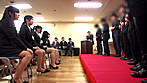 SOD女子社員 2015年度 ソフト・オン・デマンド 入社式 昨日まで女子大生だった女の子にAV会社からの洗礼 大勢が見ている前で初脱ぎ！初イキ！初SEX！初めてづくしの超ウブっ子SOD新入女子社員初お披露目 サンプル画像9