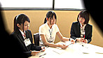 SOD女子社員 仕事熱心と社内で評判のSOD女子社員6名を選抜！マジックミラー号 一般男性逆ナンパ研修 普段は真面目で仕事一辺倒な彼女達がオチンチンを目の前に興味津々！デカちん・早漏チ○ポ・連射チ○ポ まとめて20発発射させて研修終了！ サンプル画像1