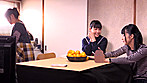壁！机！椅子！から飛び出る生チ○ポが昔懐かしい実家 「お正月だよ！しゃぶりながら」･･･さらにハメながら！！ “8年ぶりの帰郷、久々に触れた家族の優しさに心を打たれる”編 サンプル画像4