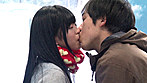 マジックミラー号 雪山で声をかけた恋人が欲しい女学生が本気のお見合い大作戦！自らが選んだ好みの男性と2人っきりになると燃え上がりすぎて、濃厚なねっとりキスを連発！両想い同士の「出会って即ラブラブ密着SEX」をお見せします！ サンプル画像3