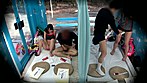 マジックミラー号 スポーツ系サークルの先輩と後輩女子大生がカーテン1枚隔てて2組同時にHなゲームで盛り上がったら、隣同士なのにカラダが疼いて声我慢ケイレン絶頂が止まらない！ サンプル画像21