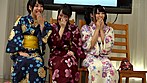 夏祭りで浮かれている浴衣女子のお嬢さん 固定バイブジェスチャーゲームしてみませんか？ サンプル画像1