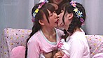 マジックミラー号 原宿で声をかけた“双子コーデ”の仲良し女子大生同士が初めてのDeep Kiss！高まる気持ちに火を付けて、さっきまで親友だった2人が発情マ○コ密着させてイかせ合っちゃいました！ サンプル画像8