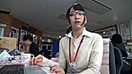 SOD女子社員 最年少宣伝部 入社2年目 加藤ももか（21） 壁の向こうには仕事中の同僚たちが！ 社内でこっそりAV撮影 人生初！3P＆会議中SEX サンプル画像2