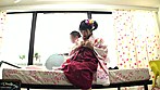 モニタリング 新一年生JD娘×父親 マジックミラーの向こうにはお母さん！ 18歳限定！！入学式直後の女子大生の娘とお父さんが2人きりの密室でHなミッションに挑戦！成長した娘の身体に触れた父親は理性を失いマジックミラー越しに見える母の目の前で、禁断の近親相姦をしてしまうのか？！-まさかの連続射精スペシャル- サンプル画像18